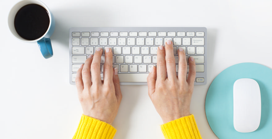 billede af hænder på tastatur